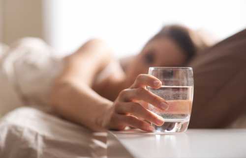 почему так полезно пить воду с утра на голодный желудок